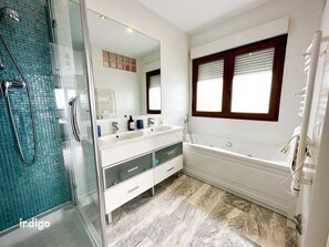 Ensemble douche/baignoire, baignoire à jets, bidet, savon