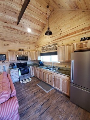 Kjøleskap, mikrobølgeovn, ovn og kokeplater