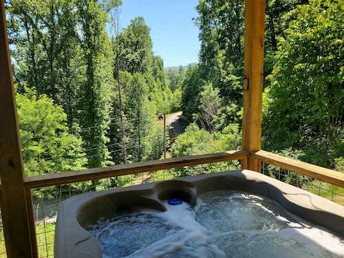 Romantic Getaway starts here! Views, Hot Tub&Robes