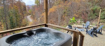 Romantic Getaway starts here! Views, Dog Friendly, Hot Tub, Polar Express