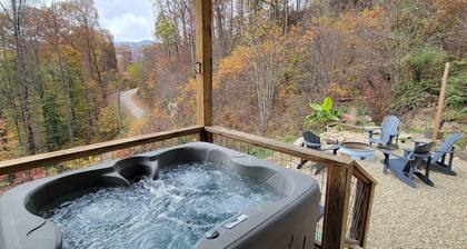 Romantic Getaway starts here! Views, Dog Friendly, Hot Tub, Polar Express