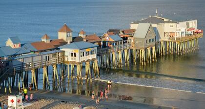 Garden Deck on 1st floor - Close to Beach & Pier. Easy Access.