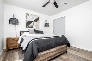 2 Schlafzimmer, Schreibtisch