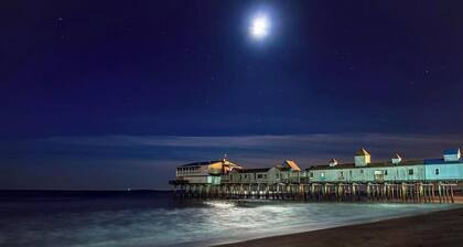 Sky Deck Penthouse Condo, Walk to Beach and Pier