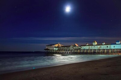 Sky Deck Penthouse Condo, Walk to Beach and Pier