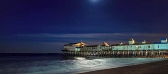 Sky Deck Penthouse Condo, Walk to Beach and Pier