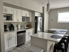 Jääkaappi, mikroaaltouuni, uuni, liesi