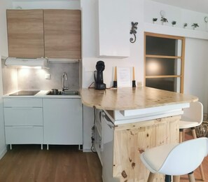 Jääkaappi, mikroaaltouuni, liesi, kahvin-/teenkeitin