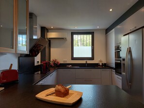 Fridge, microwave, oven, stovetop - Villa Art-Déco at walking distance from the center of Saint-Rémy de-Provence - Heated pool-8ps (Saint-Rémy-de-Provence)