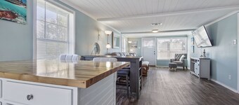 DOG Friendly !! Renovated house in East Panama City, near Tyndall AFB  & PCB, 