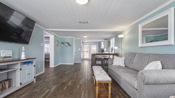 Een smart-tv, een dvd-speler, boeken en een filmbibliotheek