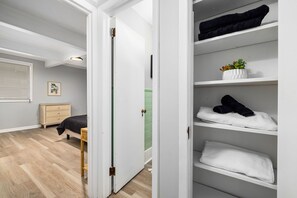 3 bedrooms, iron/ironing board, free WiFi, bed sheets - Modern Mid Century Home  - walk or ride to Downtown Raleigh! (Raleigh)