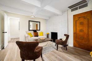 Smart TV - Modern Mid Century Home  - walk or ride to Downtown Raleigh! (Raleigh)