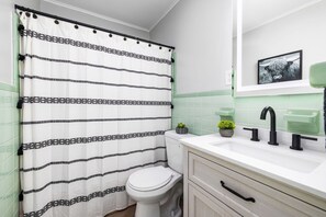 أحواض استحمام، مناشف، ورق حمّام