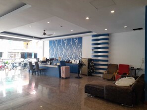 Superior Twin Room | Living area | 40-inch TV with cable channels - Cocoon Patong Hotel (Patong)