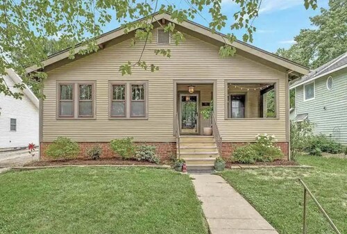 Modern Bungalow: spacious 3BR home near downtown Champaign & campus