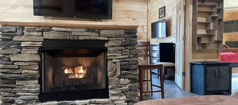 Overlook Lodge 5 min to slopes 5 King Master ensuites 7 bedrooms 8 baths amazing views.