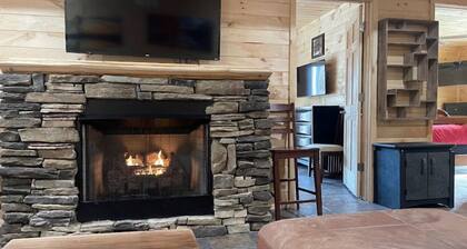 Overlook Lodge 5 min to slopes 5 King Master ensuites 7 bedrooms 8 baths amazing views.