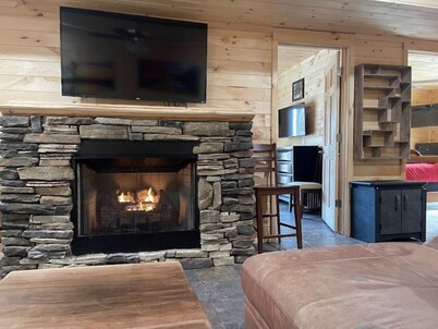 Overlook Lodge 5 min to slopes 5 King Master ensuites 7 bedrooms 8 baths amazing views.