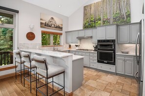 Réfrigérateur, four à micro-ondes, un four, surface de cuisson