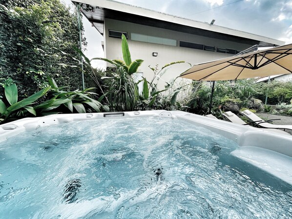 Outdoor spa tub - ViVe Resort Cariari - Hydromassage and private pool (La Asuncion)