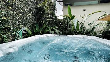 Bain à remous extérieur