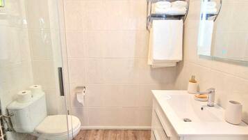 Een douche, een haardroger, handdoeken, zeep