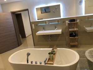 Badewanne, Haartrockner, Handtücher
