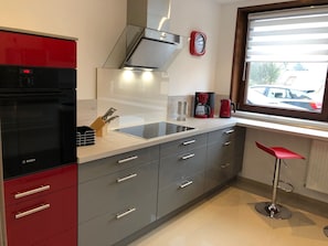 Kühlschrank, Mikrowelle, Ofen, Herdplatte