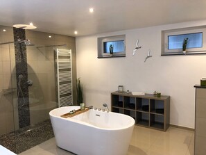 أحواض استحمام، مجففات شعر، مناشف