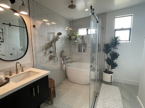 Bathtub, towels
