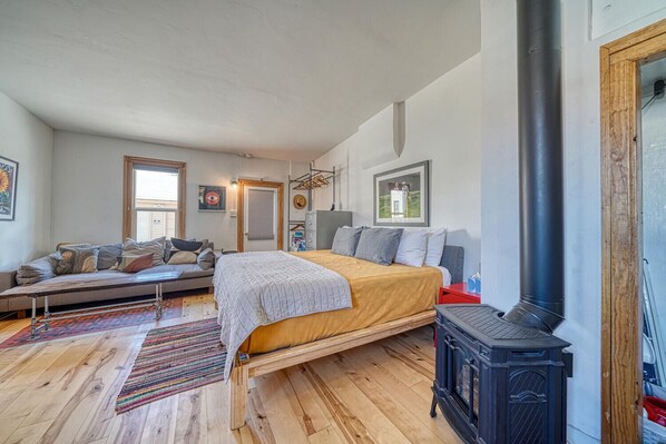 1 bedroom, desk, WiFi, bed sheets