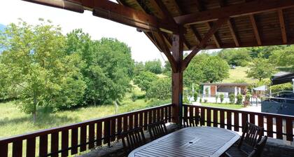 Maison avec une grande terrasse vue sur la montagne