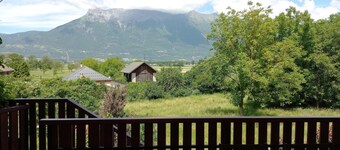 Maison avec  une grande terrasse vue sur la montagne