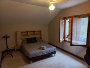 3 chambres, bureau, fer et planche à repasser, lit parapluie