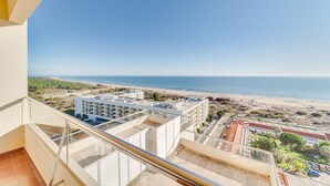A balcony with a clear view of the beach and ocean. - Yellow Praia Monte Gordo (Vila Real Santo Antonio)