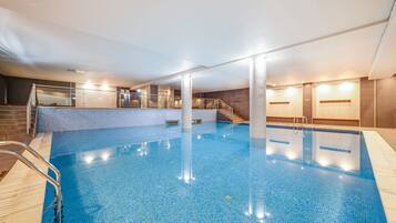 室内游泳池,室外游泳池,池畔遮阳伞,日光浴躺椅