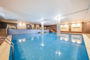 室内游泳池,室外游泳池,池畔遮阳伞,日光浴躺椅