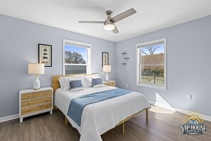 3 soverom, skrivebord, strykejern/-brett og reiseseng for barn