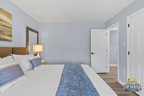 3 Schlafzimmer, Schreibtisch, Bügeleisen/Bügelbrett, Reisekinderbett