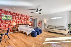 4 bedrooms, desk, iron/ironing board, Internet