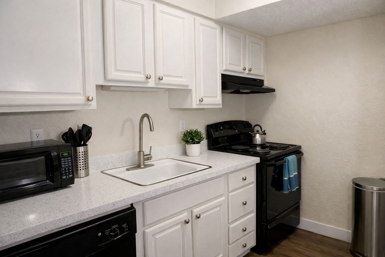 冰箱、微波炉、烤箱、炉灶