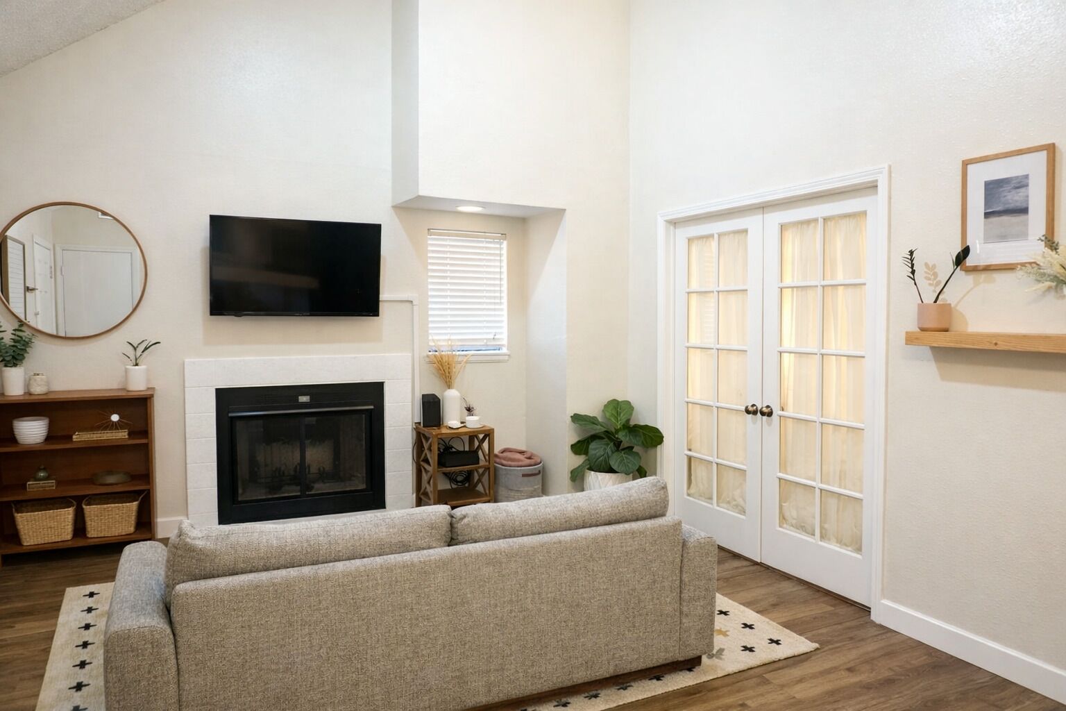 Una televisión, una chimenea