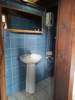 Basic Room | Bathroom | Shower, towels - Kulindağ Dağ Evi (Beykoz)