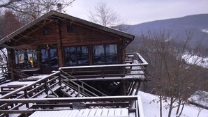 A wooden cabin with a balcony and multiple windows. - Kulindağ Dağ Evi (Beykoz)