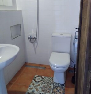 Basic Room | Bathroom