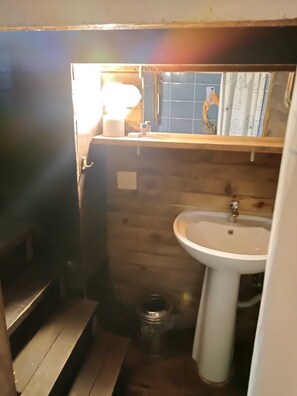 Basic Room, Multiple Beds, Valley View, Mountainside | Bathroom | Shower, towels