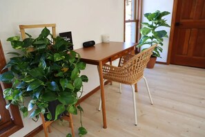 Interior - New Modern Chic Studio /soaking tub/ bike path (Boulder)