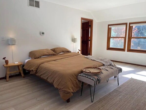 1 bedroom, desk, iron/ironing board, WiFi