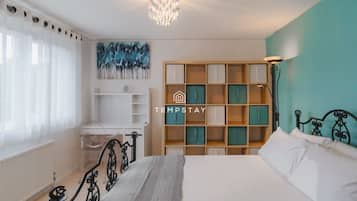 5 habitaciones, tabla de planchar con plancha, wifi y ropa de cama